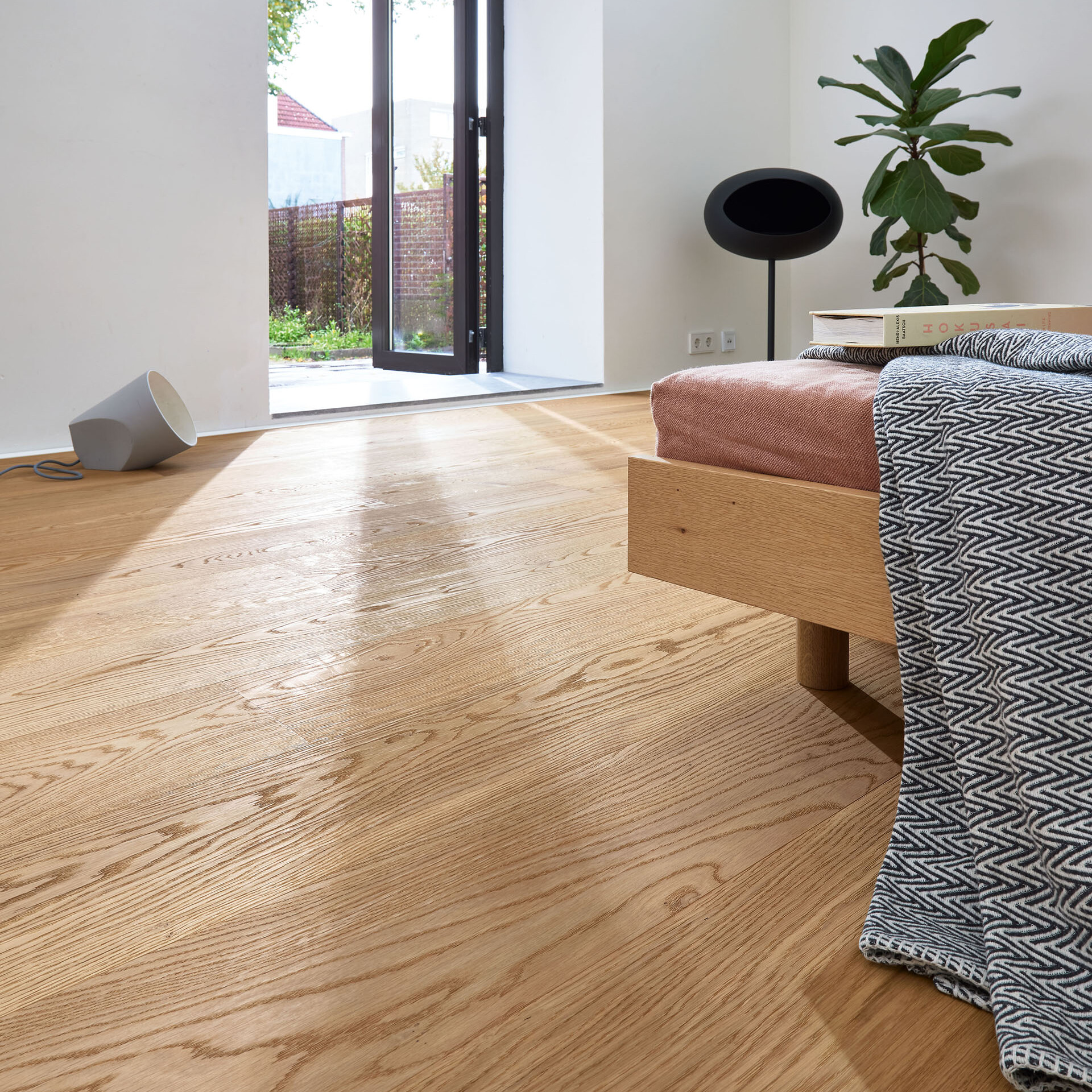 Parkettboden HAIN Ambiente Eiche Perfekt in Rohoptik geölt in einem Schlafzimmer mit Terrassentür